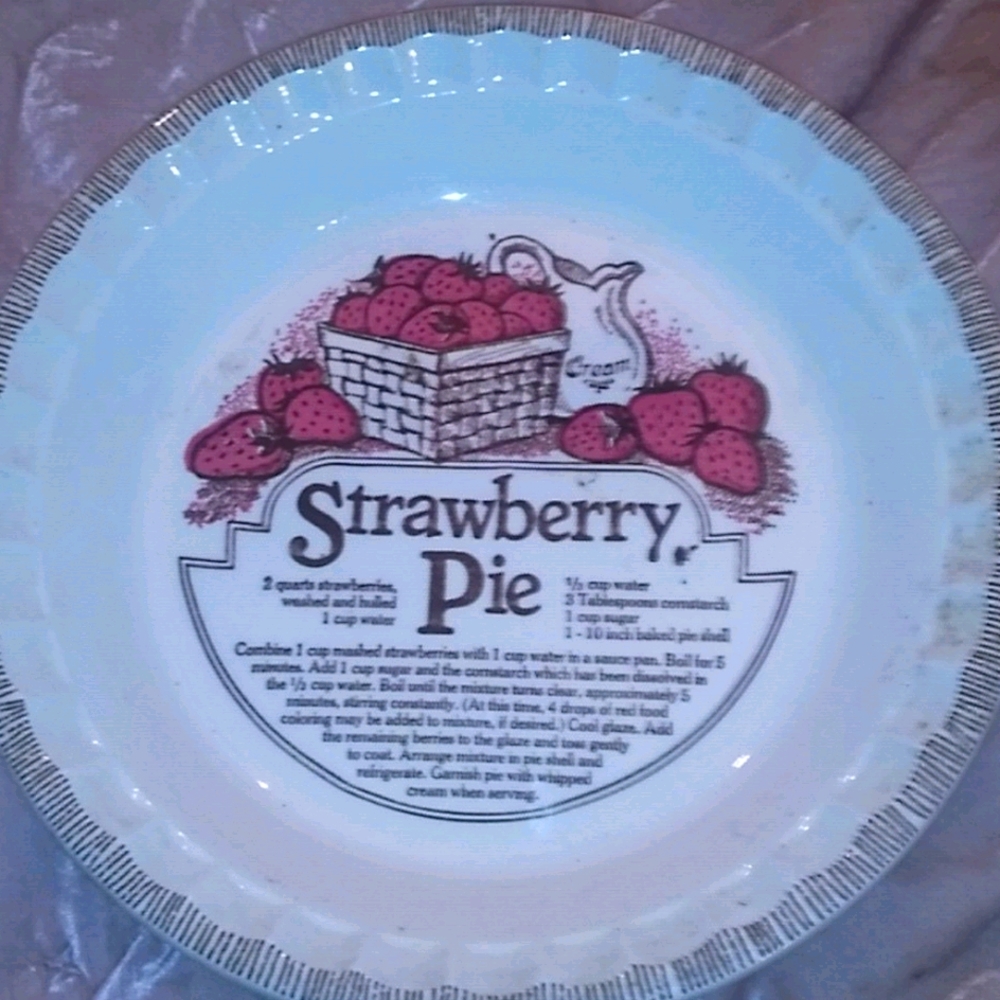 Country Harvest Strawberry pie plate